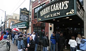 Fans line up to get into the then-new Harry Carey's Tavern on Sheffield in 2008. (Charles Osgood/Tribune)